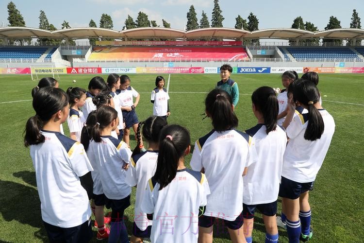 与球星亲密互动,让女孩爱上女超——海埂“耀·探营”释放女足魅力 与球星亲密互动,让女孩爱上女超——海埂“耀·探营”释放女足魅力